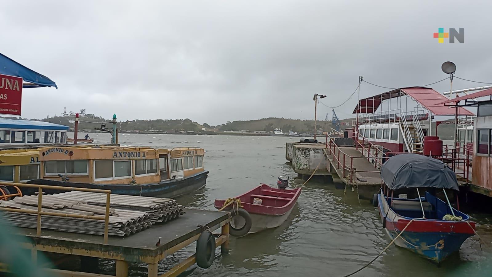 Lancheros de Coatzacoalcos desafían a Capitanía de Puerto