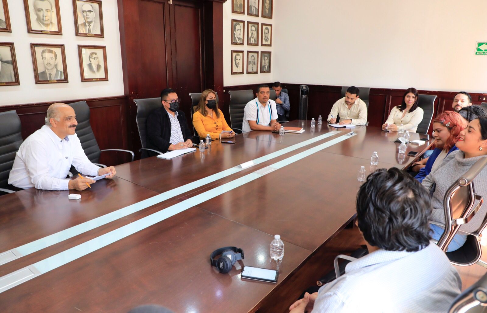 Recibe alcalde de Xalapa a jóvenes artistas visuales, urbanos y diseñadores