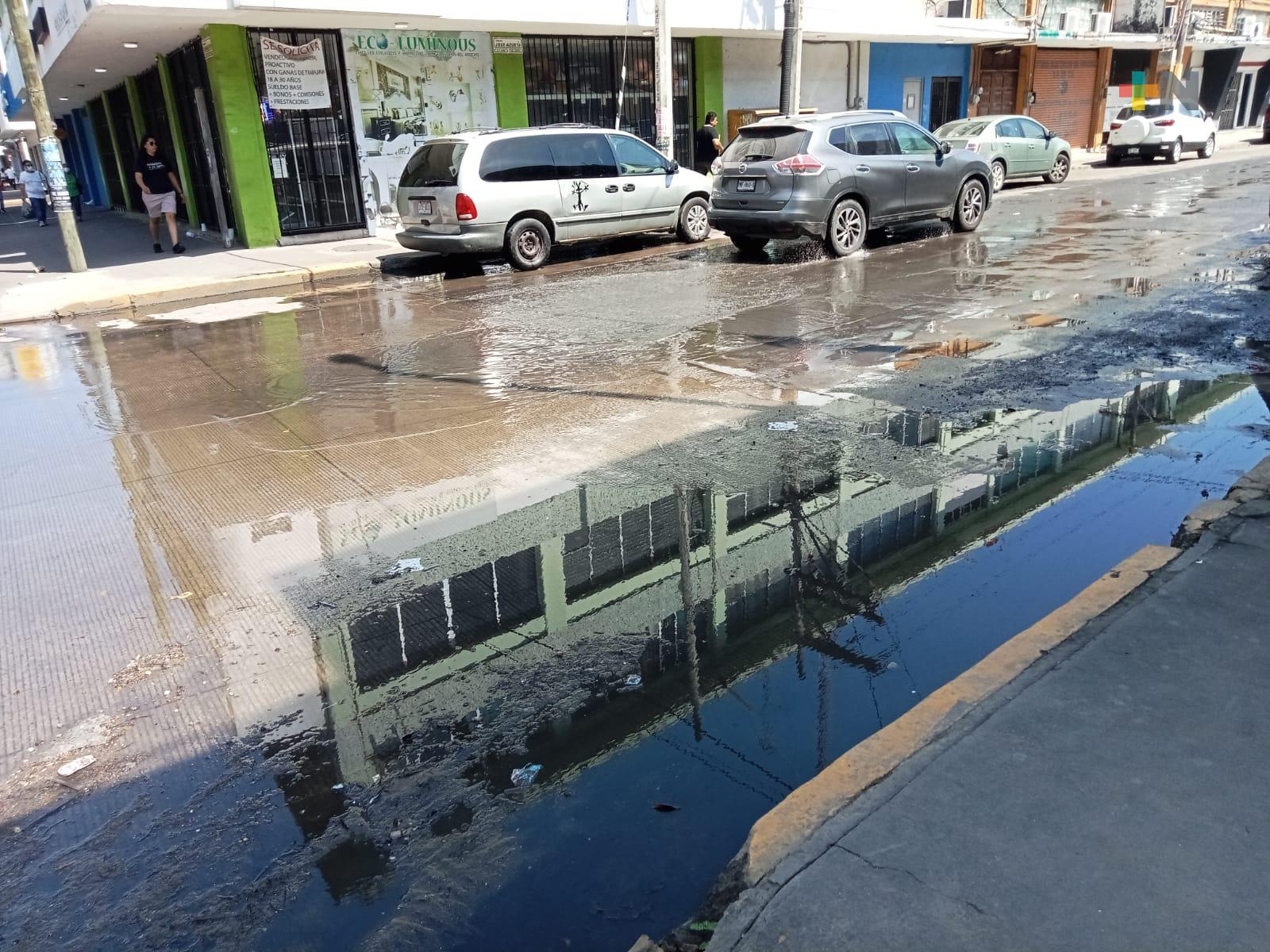 Una gran fuga de agua se registra en  avenida Díaz Mirón de Veracruz