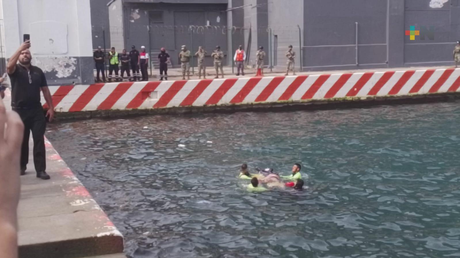 Sacan cuerpo de hombre que flotaba frente al malecón de Veracruz