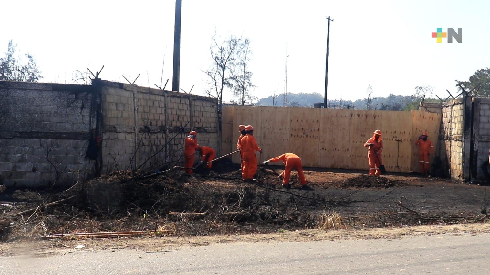 Limpian exterior de zona siniestrada de Tuzandépetl; aún tres personas desaparecidas