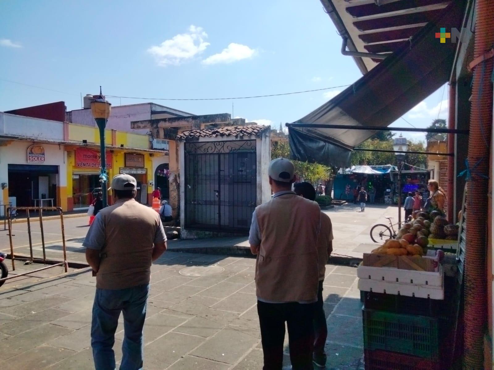 Evitan instalación de vendedores informales afuera de mercado de Coatepec
