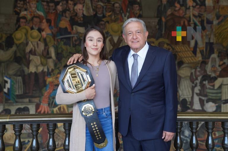 Presidente se reúne con campeona mexicana de artes marciales mixtas, Alexa Grasso