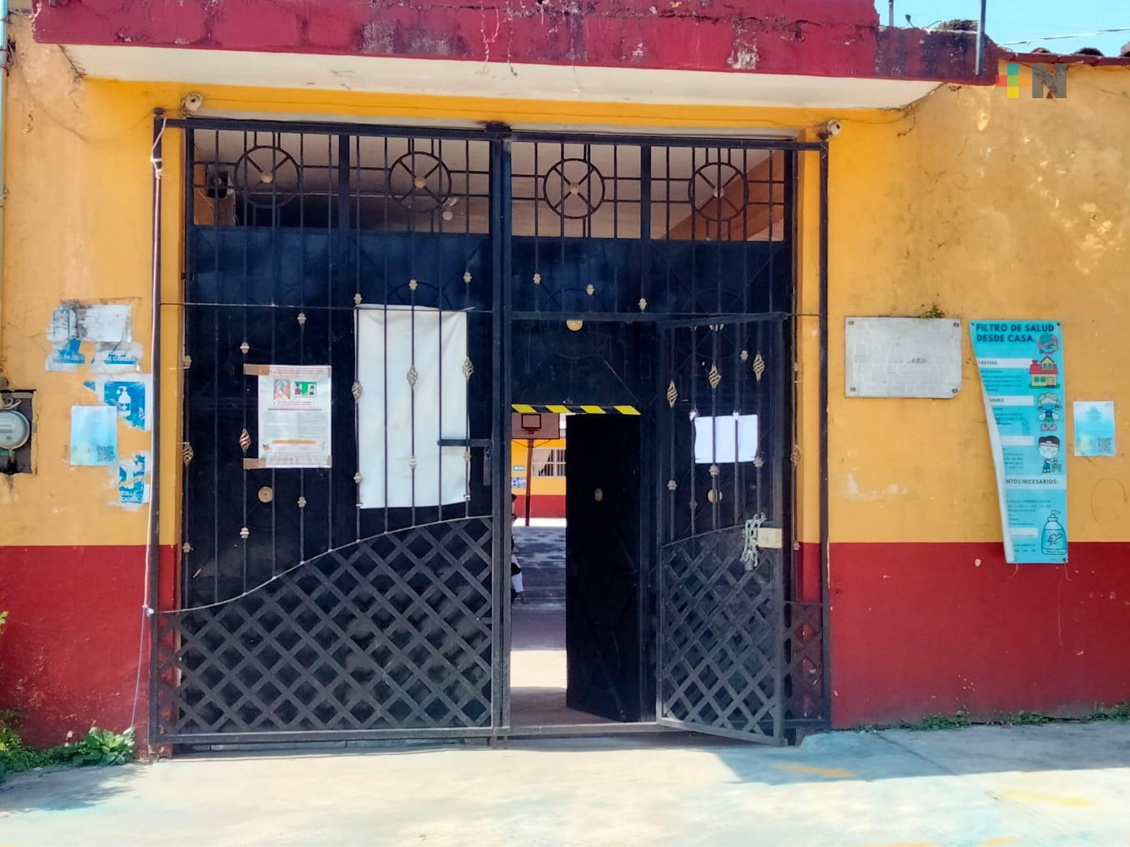 Padres de familia piden reforzar seguridad en primaria de Coatepec