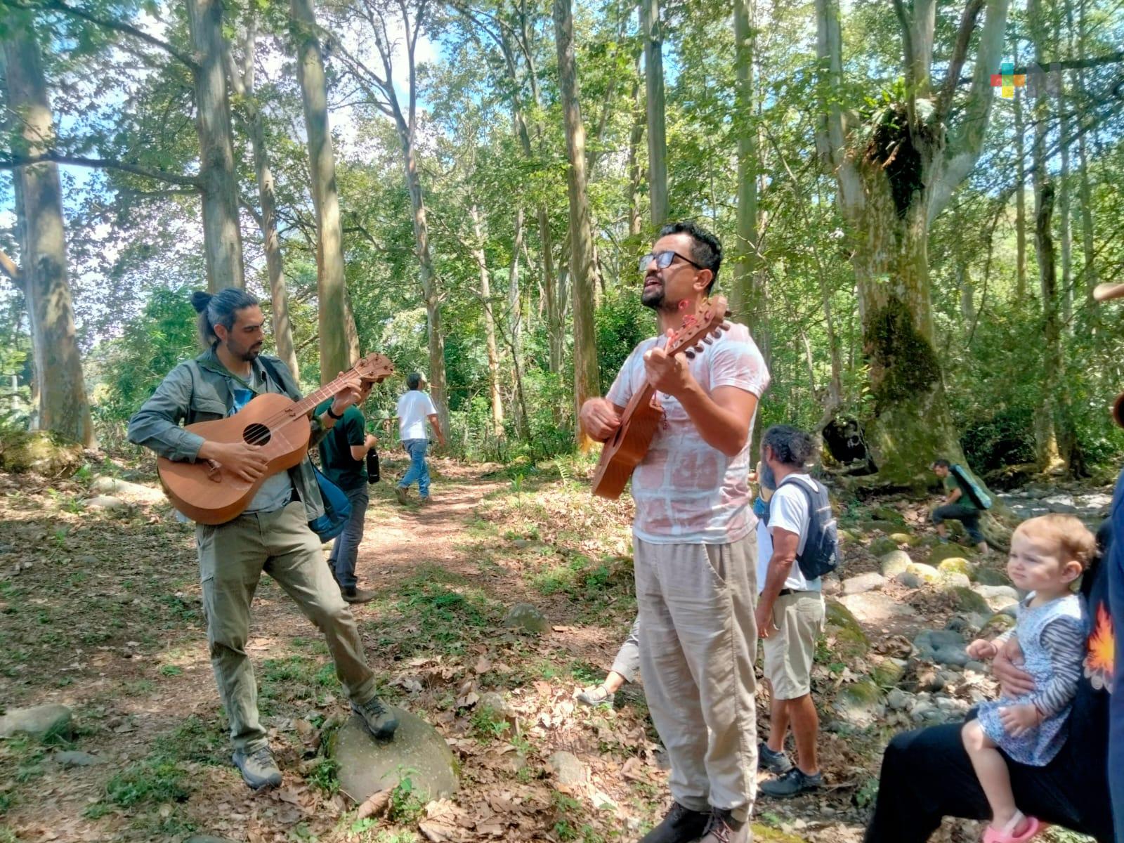 Con son jarocho, habitantes de Zoncuantla honraron al agua y a la naturaleza
