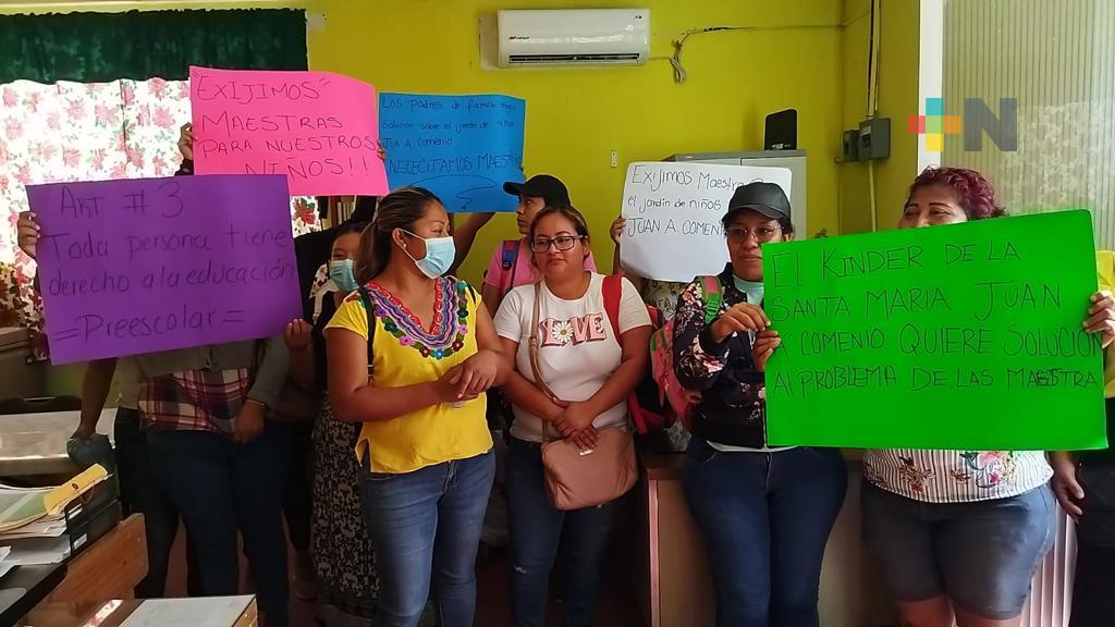 Solicitan padres de familia maestra para jardín de niños de Coatza