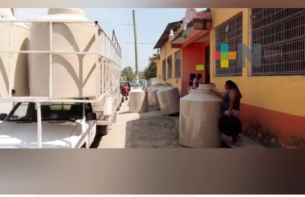 Entregan tinacos ante estiaje en la Huasteca