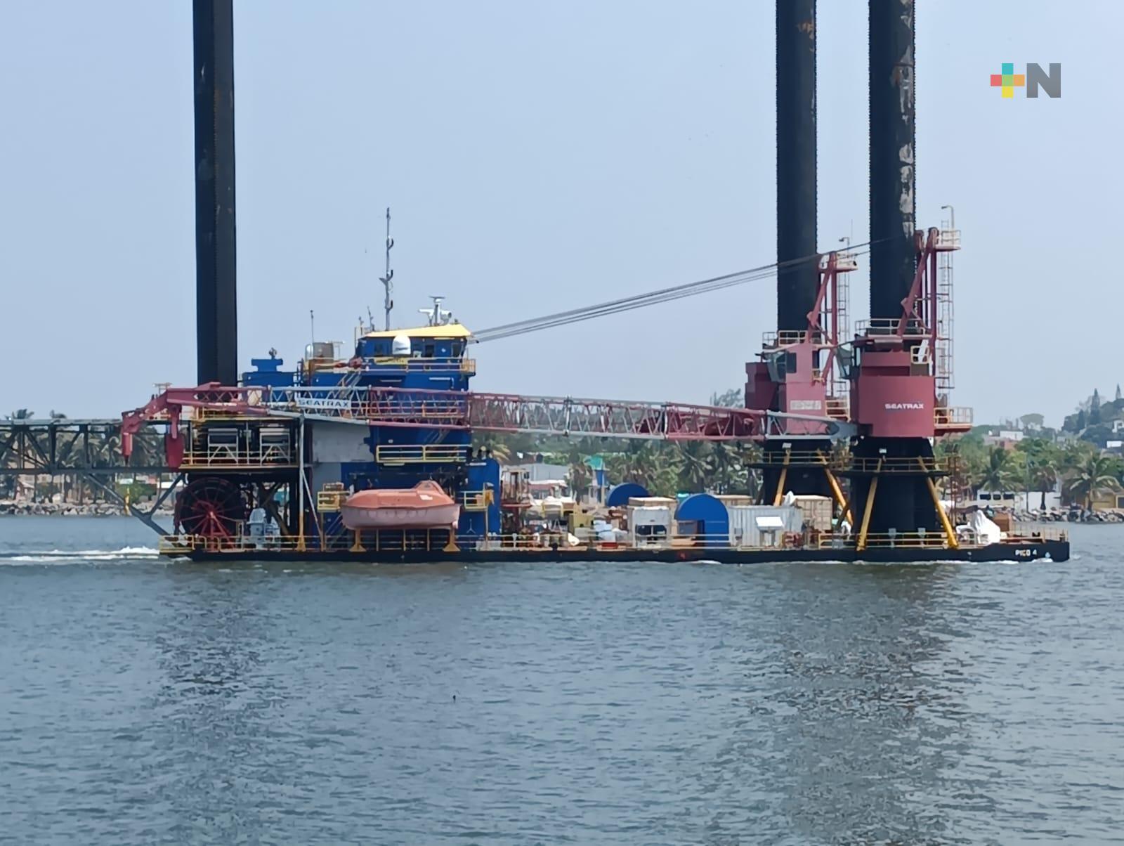 Arriba a costas de Coatzacoalcos plataforma perforadora de gran magnitud