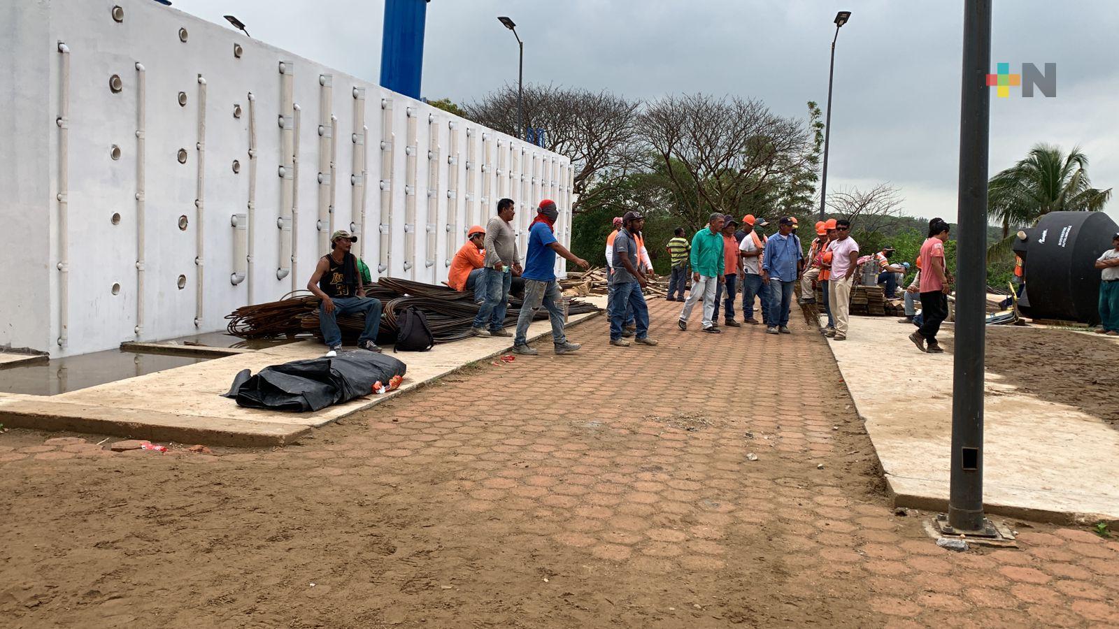 Albañiles de panteón forense en Coatza piden intervención de autoridades estatales