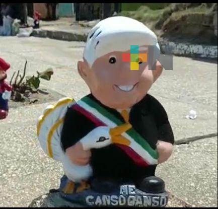 Por éxito de alcancías con figura de AMLO, productores poblanos las venden en Coatza