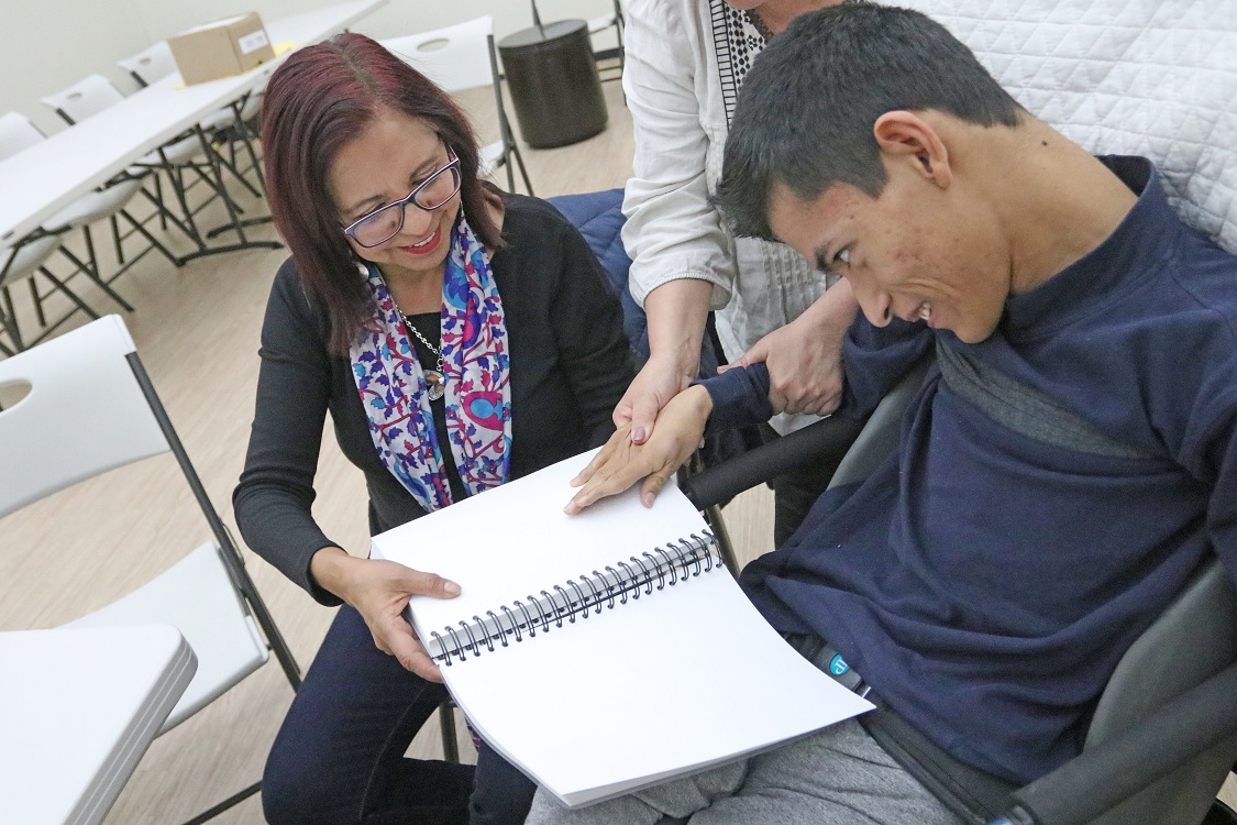 Analiza SEP ampliar formas de comunicación de personas con discapacidad