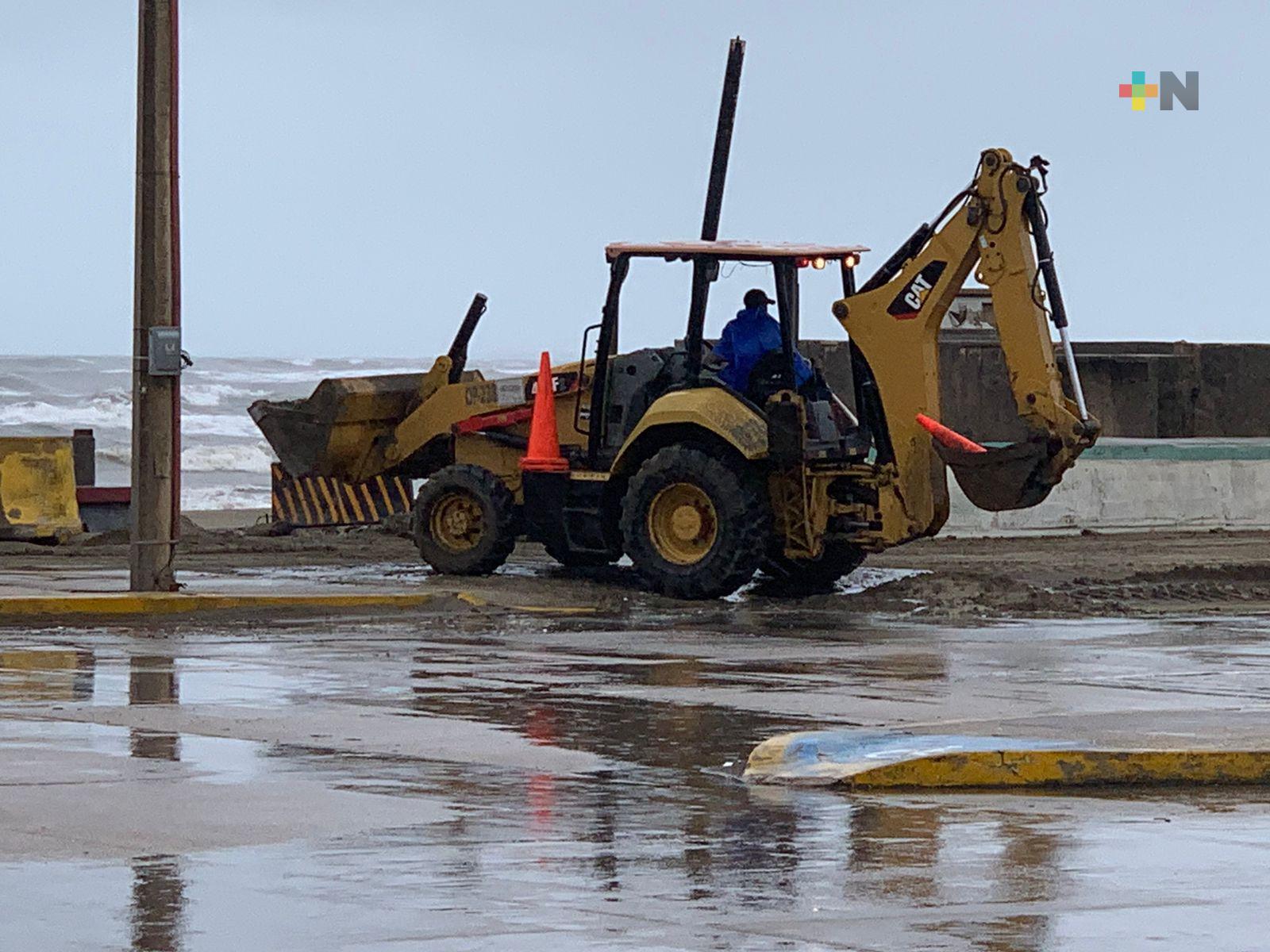 Recolección de arena mojada en malecón de Coatza requirió uso de maquinaria