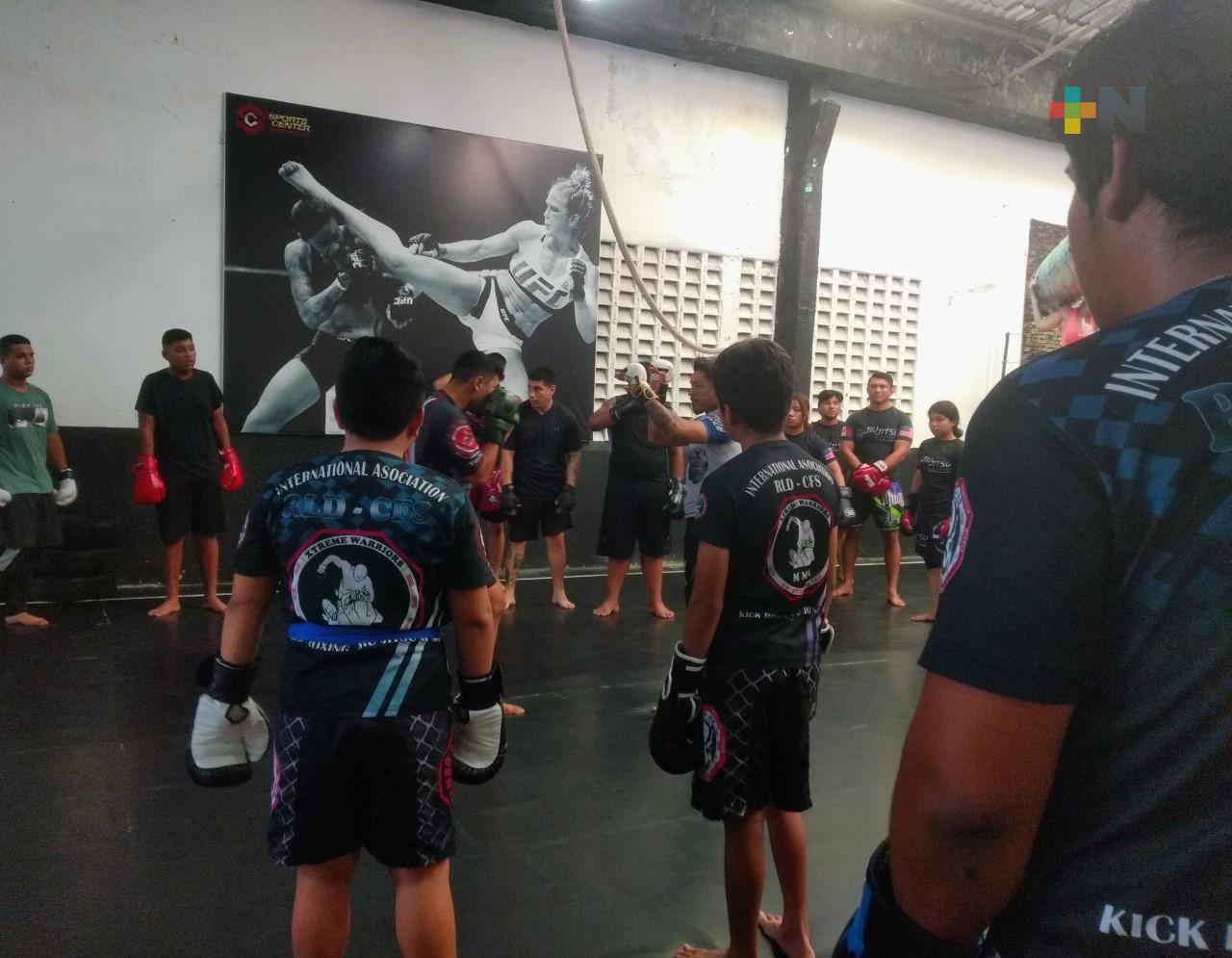 Impartieron clase masiva de artes marciales mixtas en Coatzacoalcos