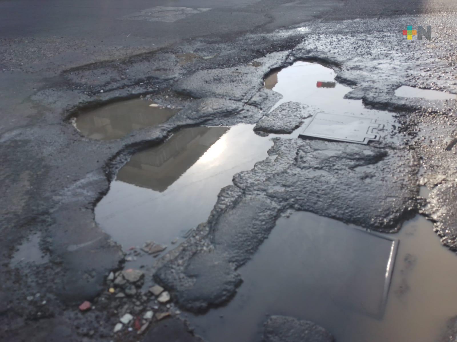 Desde hace meses, vecinos han denunciado sin éxito  bache y fuga en centro de Veracruz