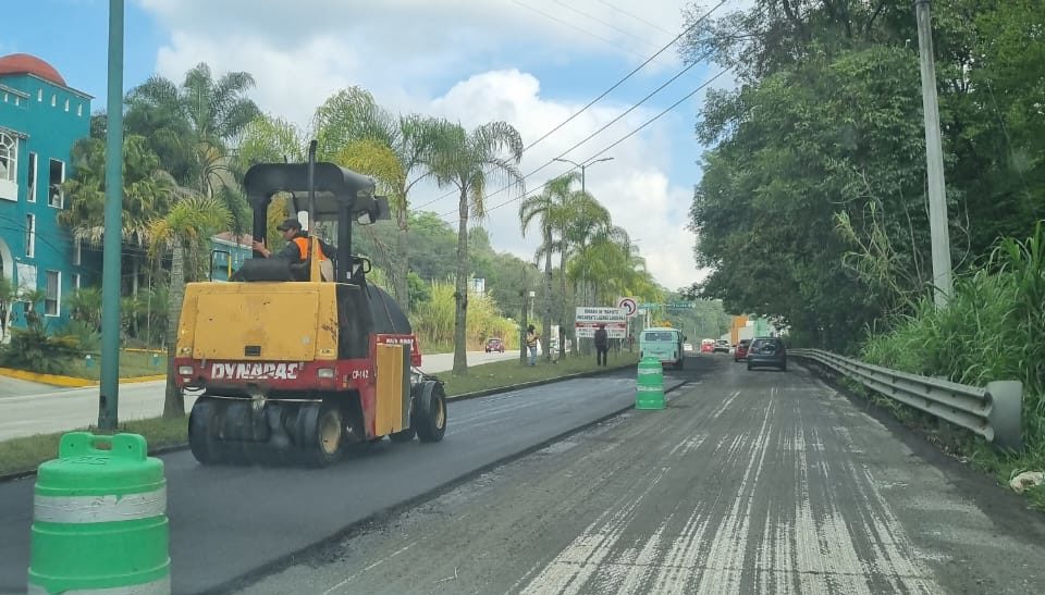 Continúan trabajos de reencarpetado en bulevar Xalapa-Coatepec