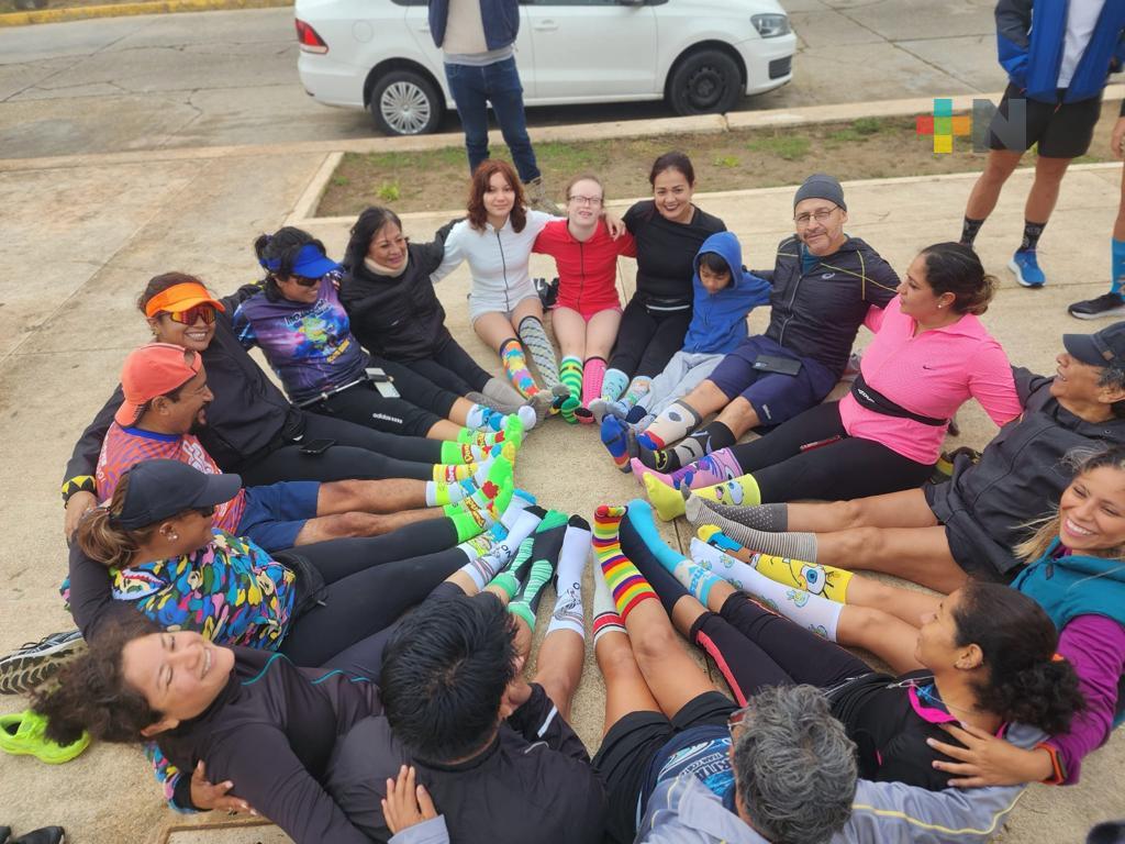 Calcetines disparejos en actividad deportiva por Día del Síndrome de Down