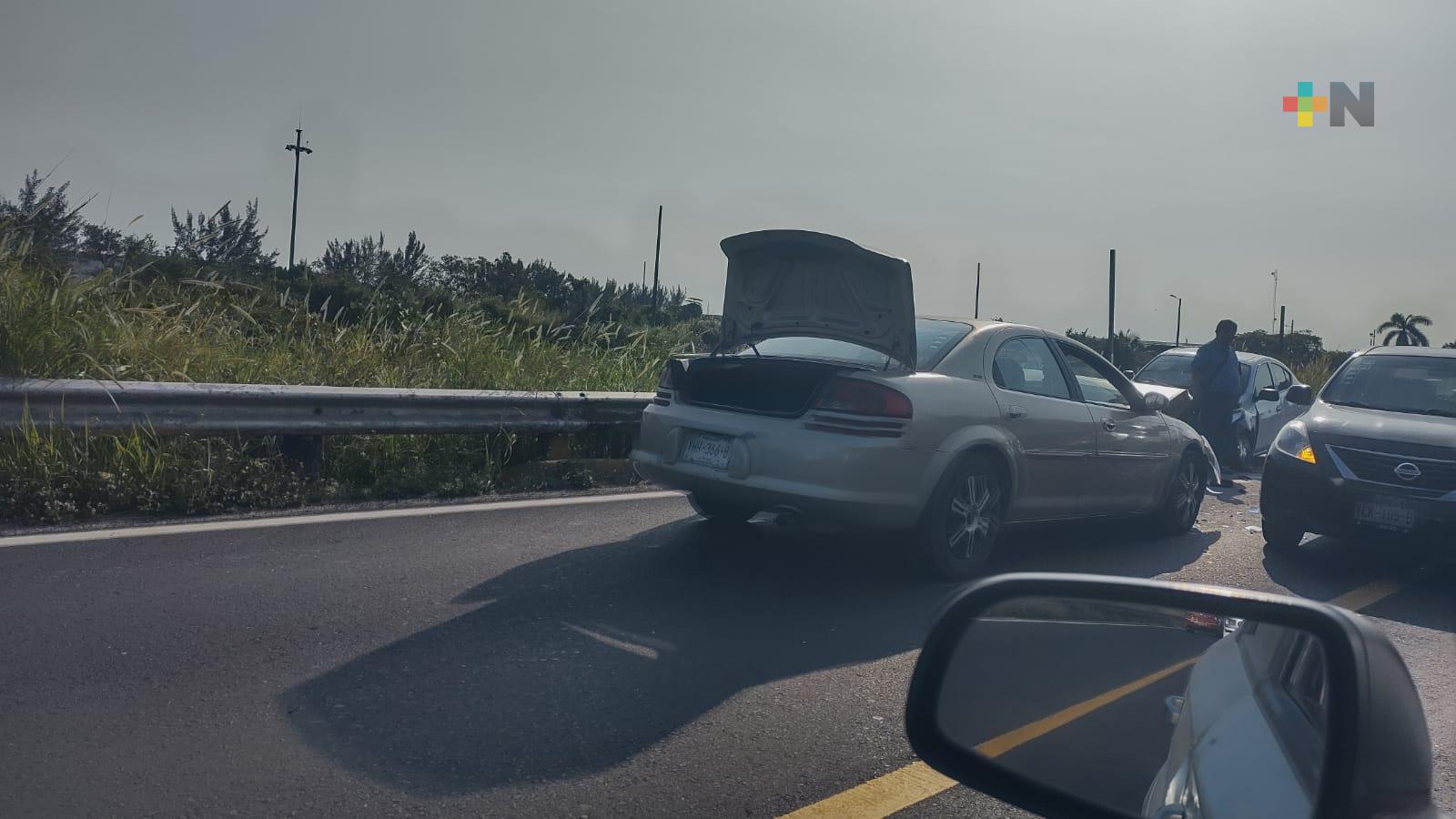 Choque en carretera de Coatza, cerca de caseta de peaje, provoca caos vial