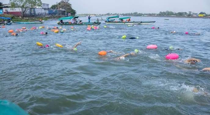 Con el Cruce del río Coatzacoalcos, comienzan actividades del 8M en Minatitlán