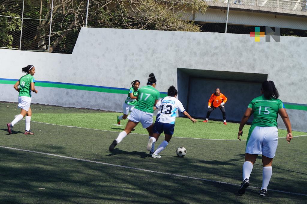 Halcones UV superan a la BENV en futbol de Universiada Estatal