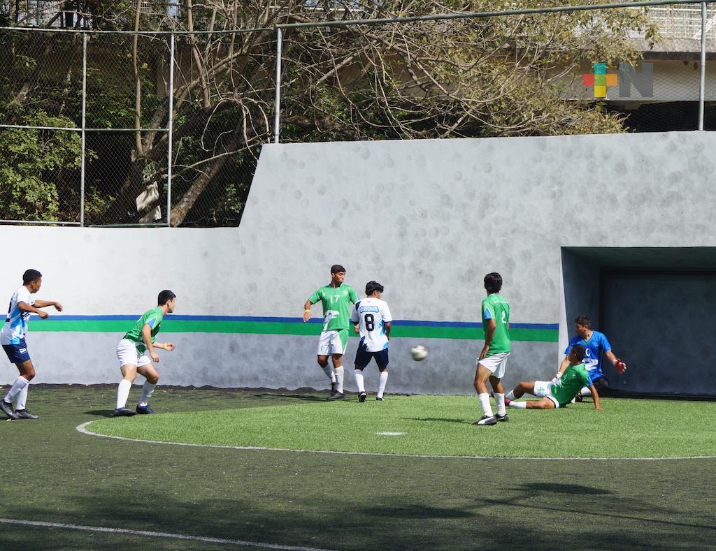 Halcones UV goleó 7-1 a la UIV y clasifica al Regional de Futbol Bardas