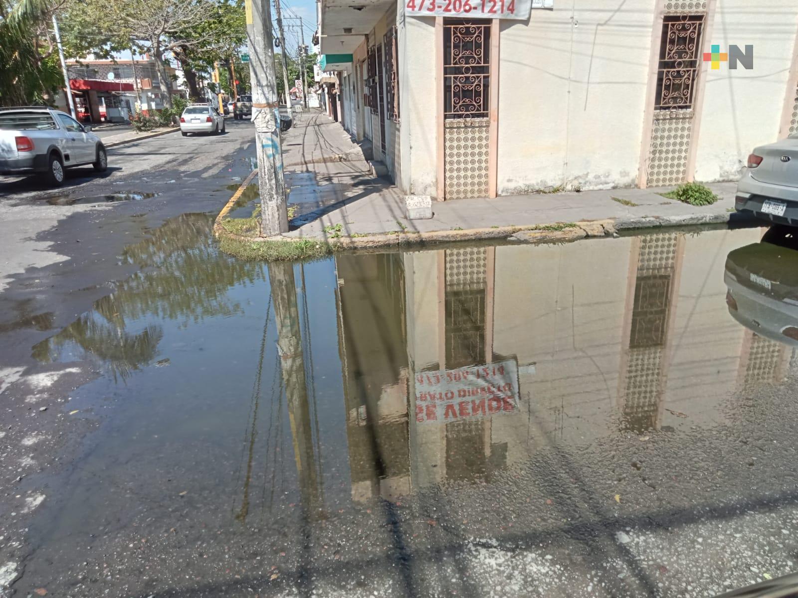 Denuncian fuga de aguas negras en calzada Juan Pablo Segundo de Boca del Río