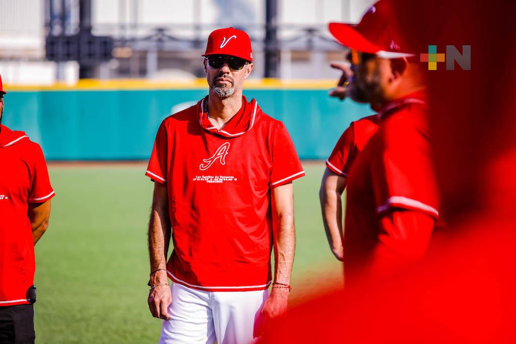 Esteban Loaiza comparte su experiencia con lanzadores de El Águila