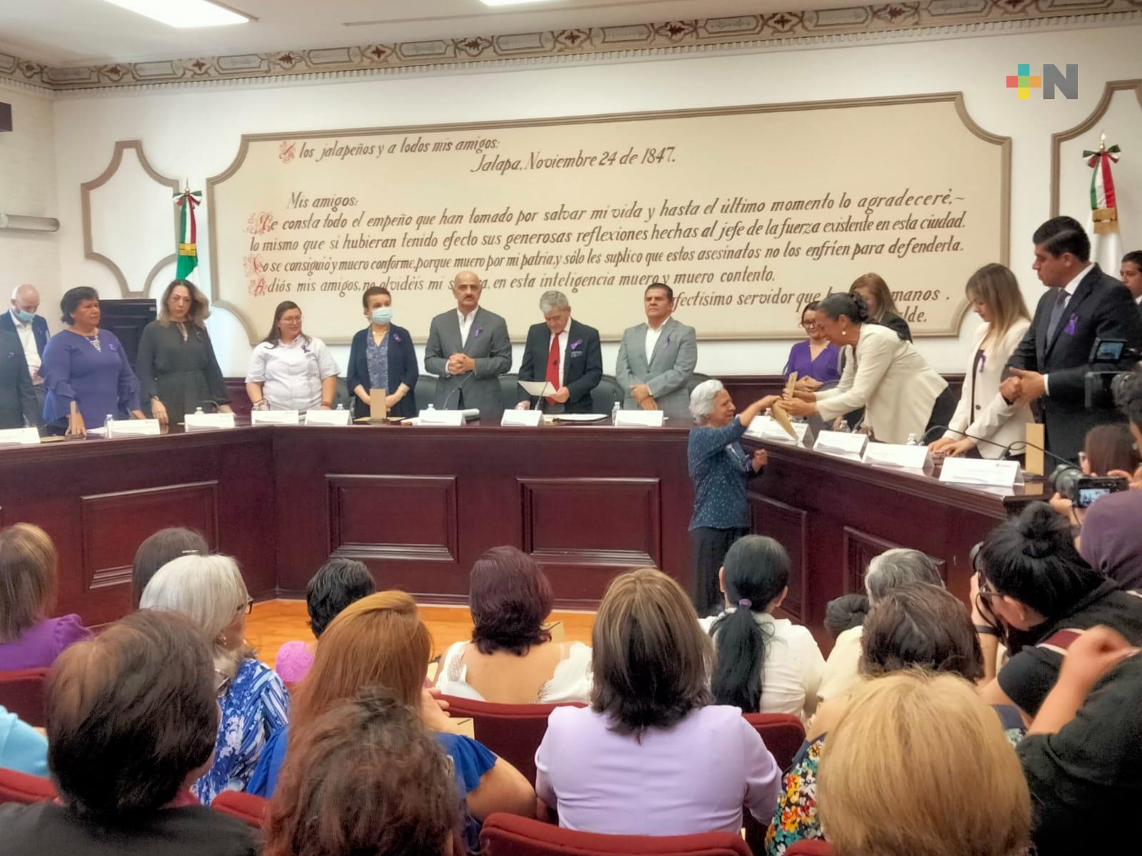 Entrega ayuntamiento de Xalapa medalla Insurgente María Teresa Medina y Miranda