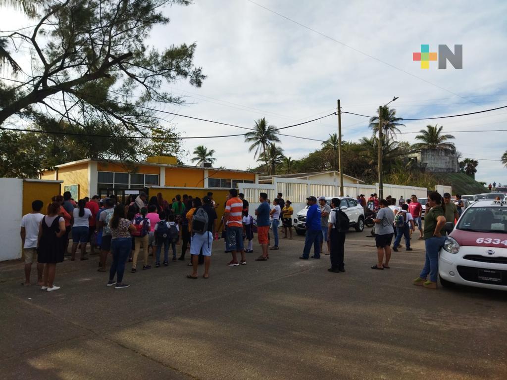 Desalojan a menores de escuela Leona Vicario por olor a amoníaco