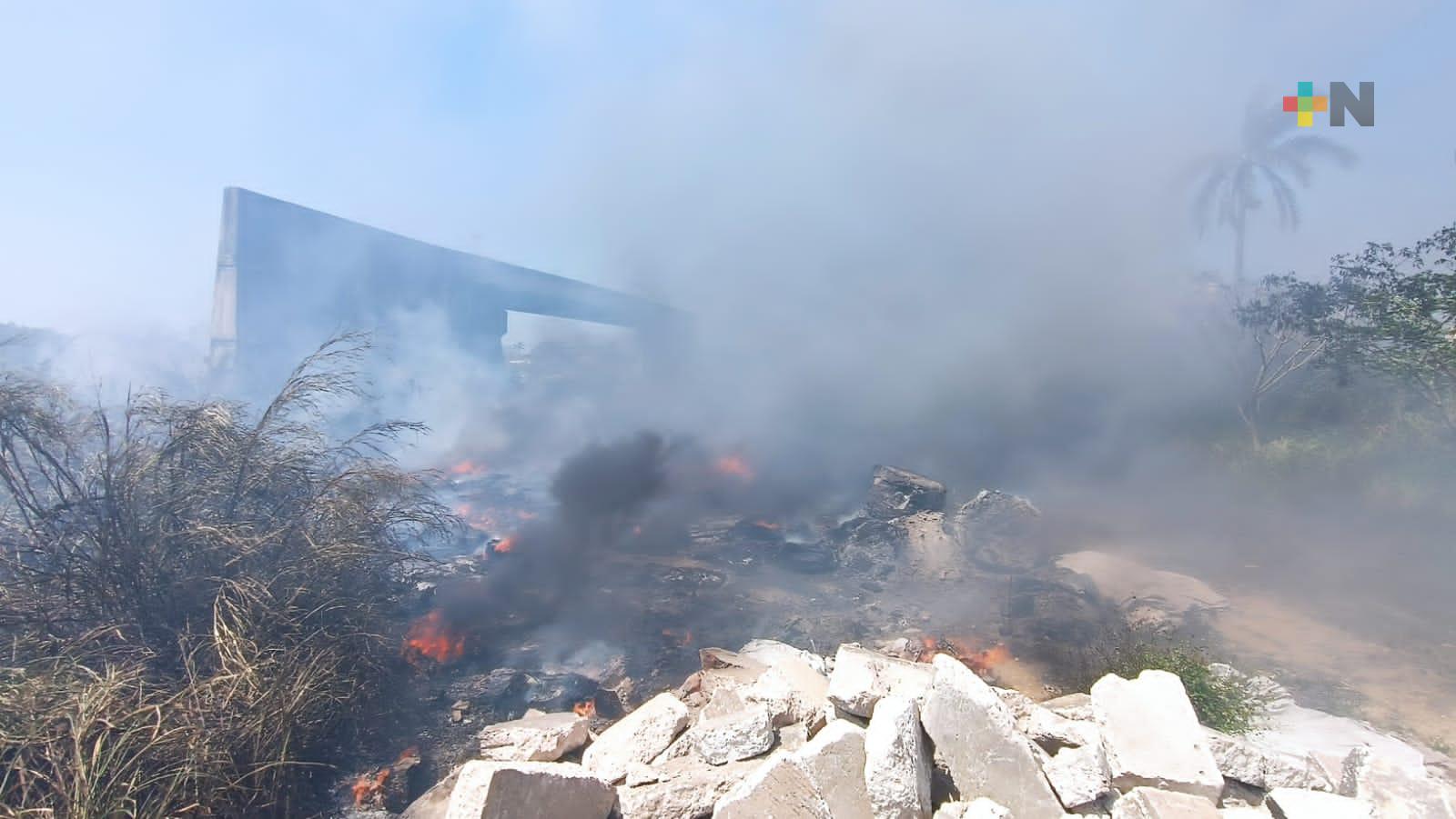 Provocan chatarreros incendio en basurero clandestino en Coatza