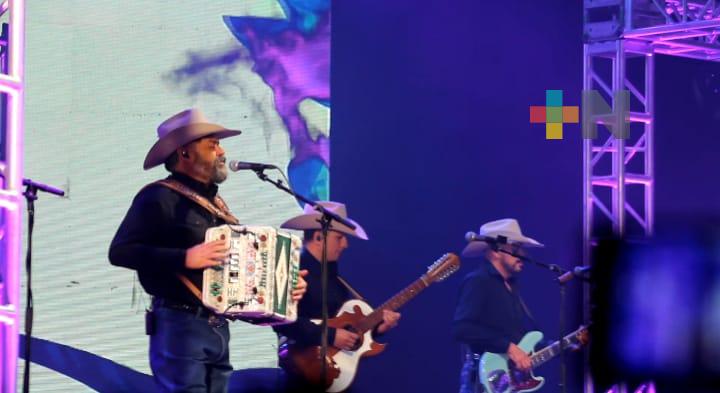 Ovacionan al Grupo Intocable en el WTC Veracruz