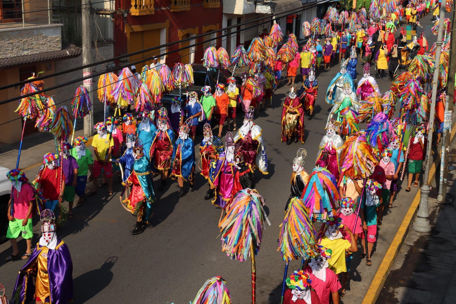 Municipio de Cuitláhuac se llena de color con las comparsas el Domingo de Ramos