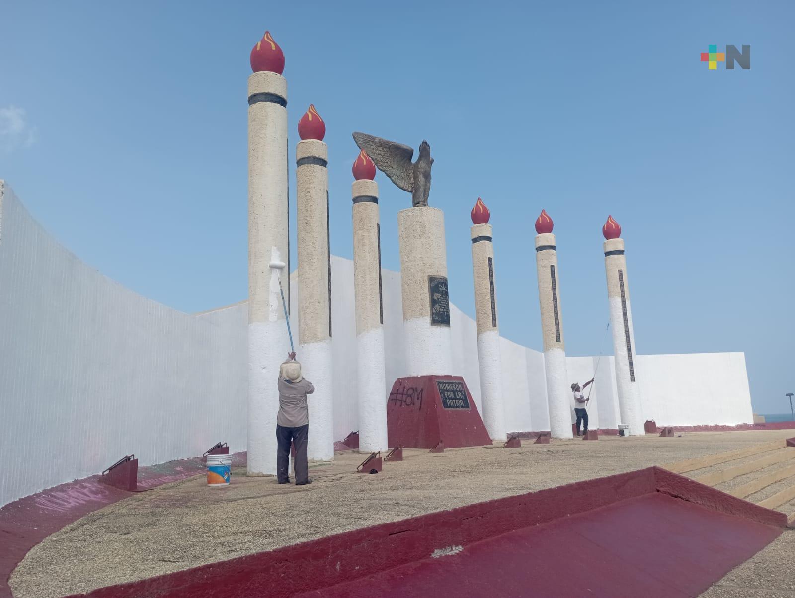 Limpian pintas por 8M en monumentos de Coatzacoalcos