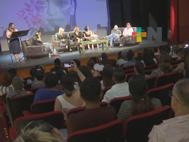 Llevaron a cabo el conversatorio “Memorias Trans” en el Teatro J.J. Herrera de Xalapa