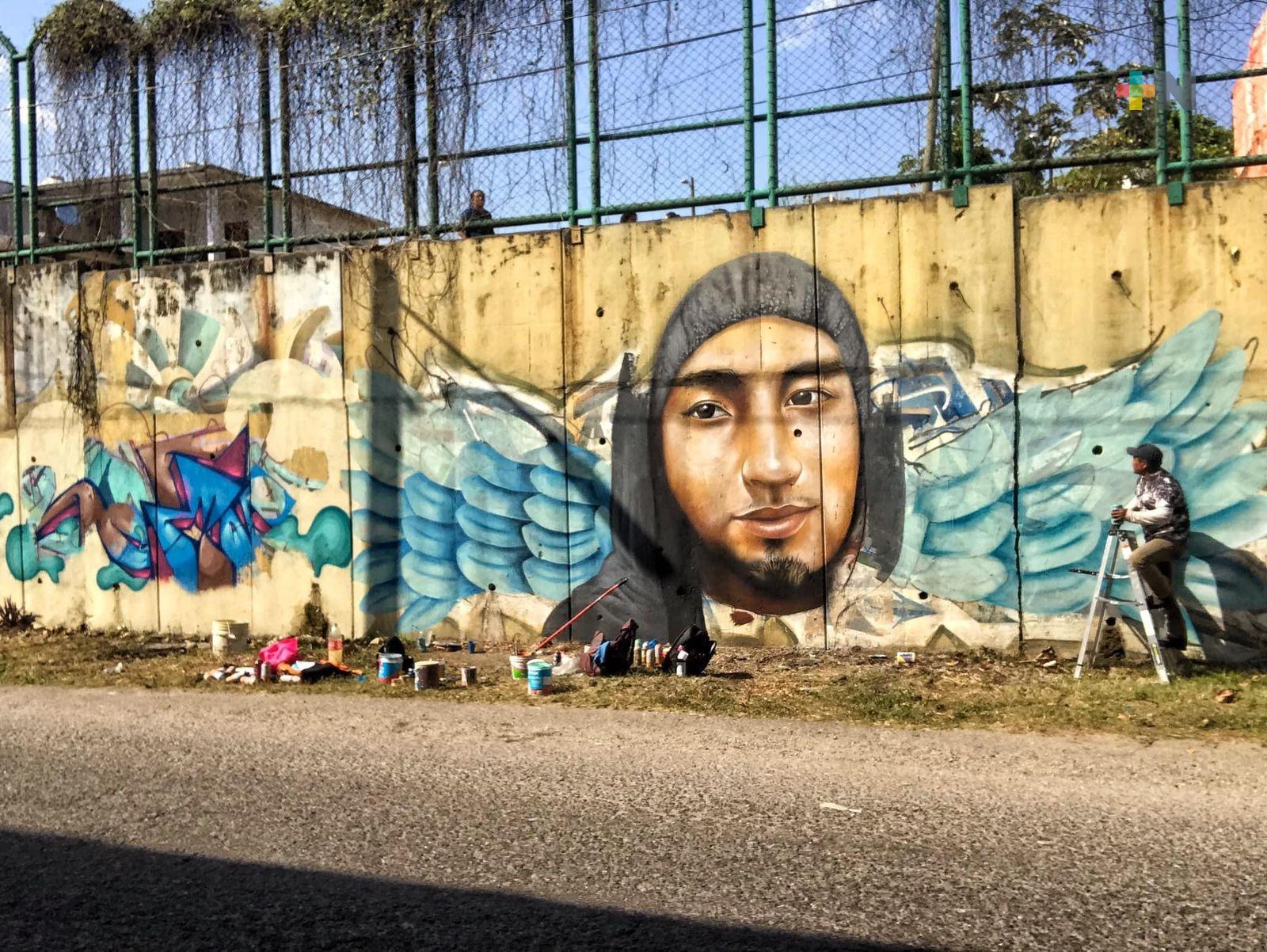 Artistas urbanos pintaron mural para honrar a compañero fallecido en refinería