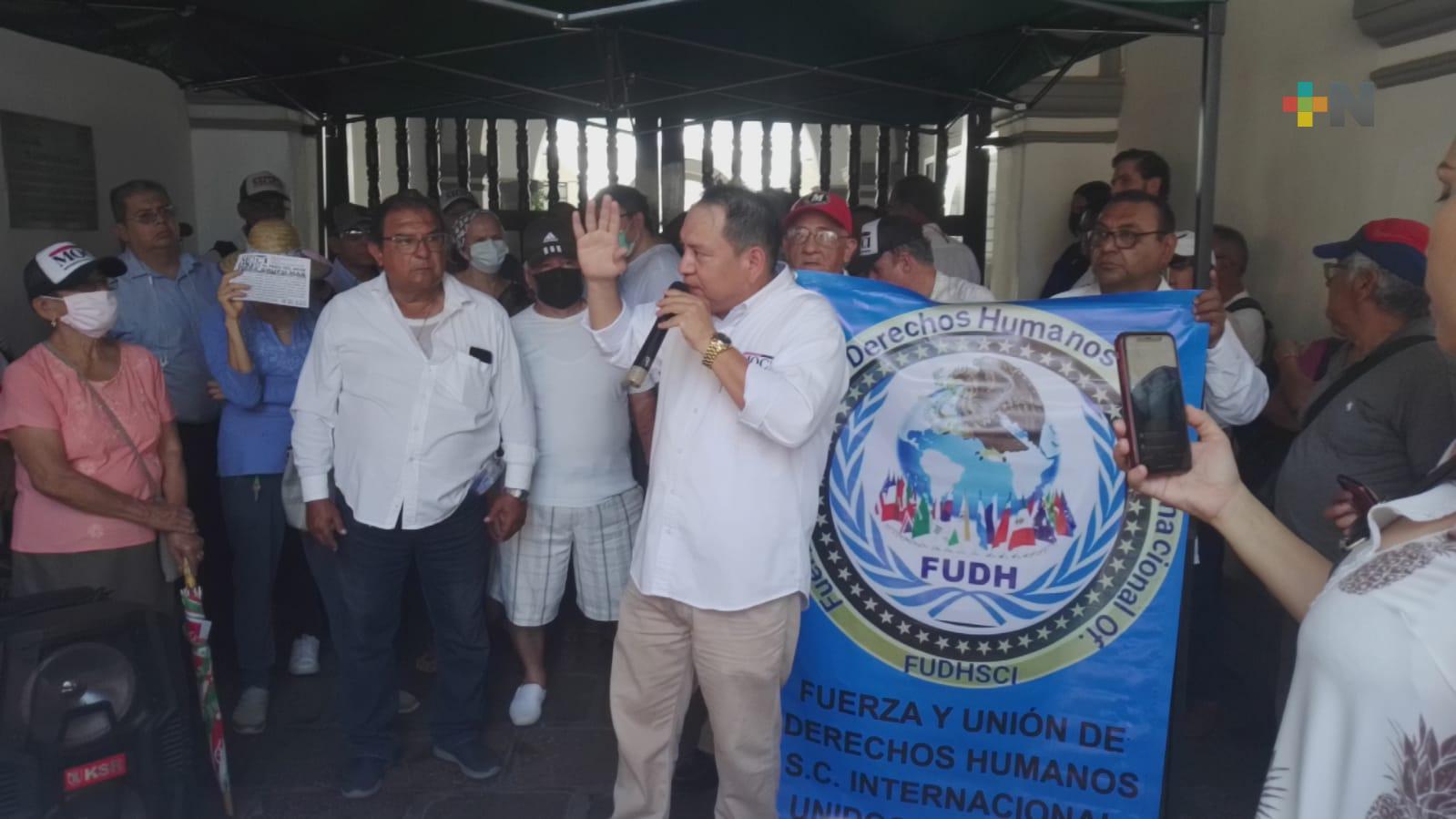Inconformes con servicio de agua se manifiestan frente a municipio de Veracruz