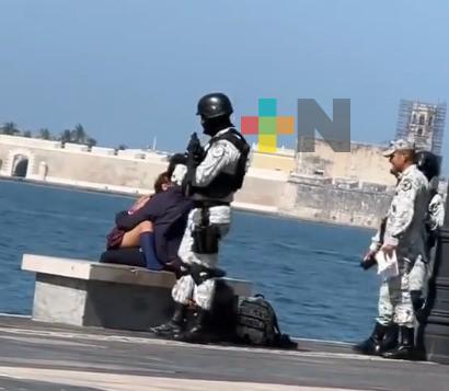 Se vuelve viral momento amoroso interrumpido por elementos de la Marina
