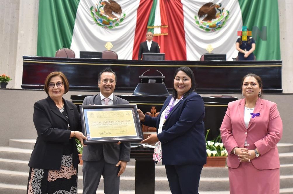 Cuitláhuac García entregó a Graciela Elizabeth Nani, el Premio Estatal de la Mujer 2023