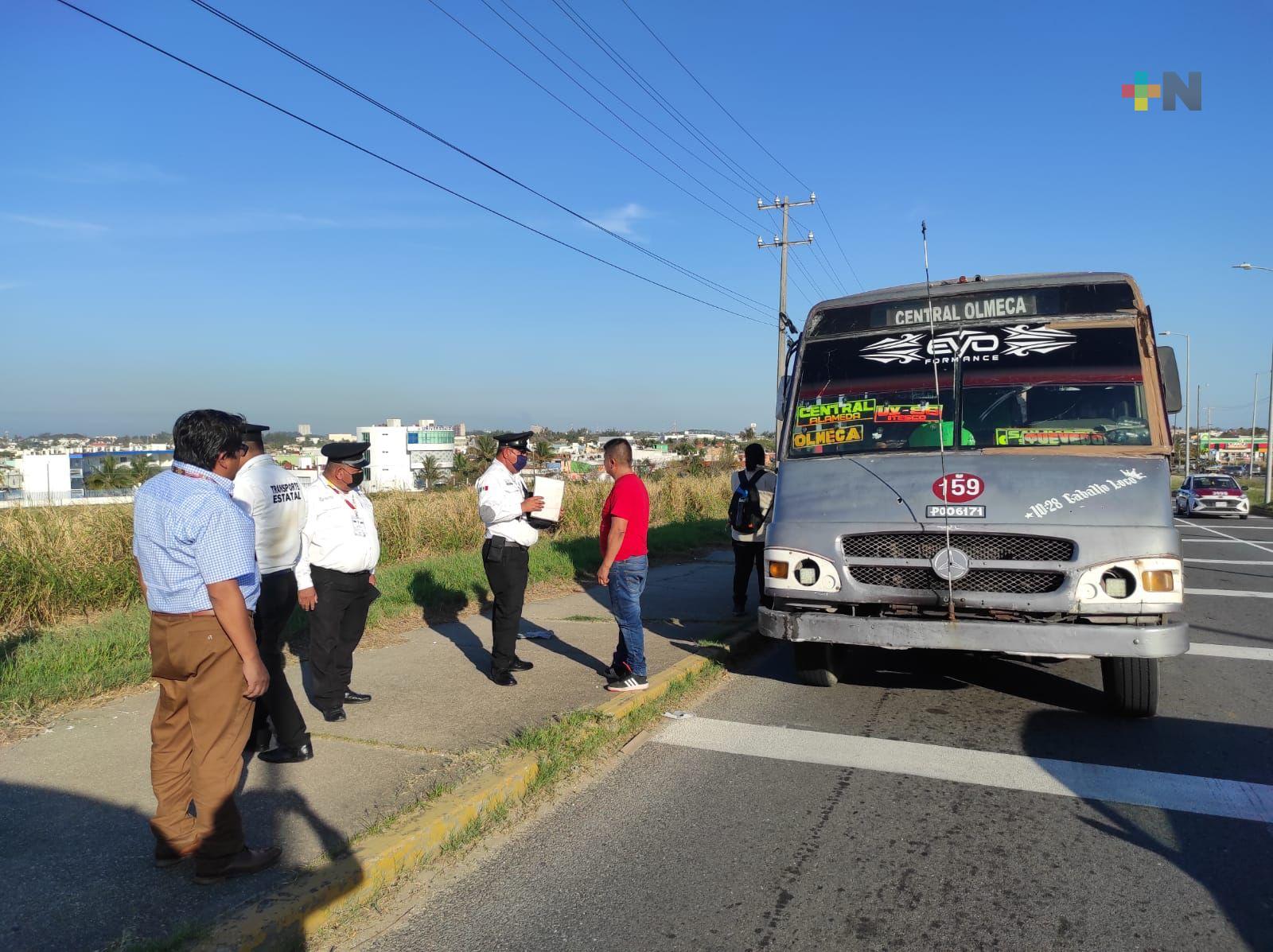 Operativo sorpresa en Coatza para detectar vehículos contaminantes deja con escaso transporte