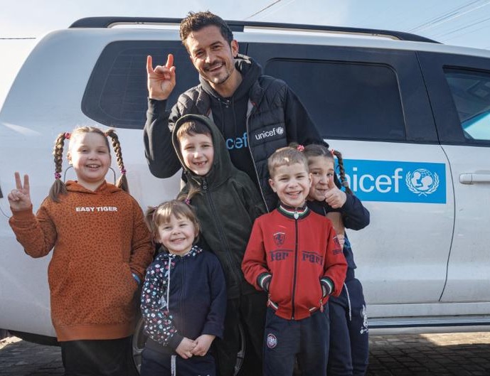 Orlando Bloom se reúne en Ucrania con niños y familias
