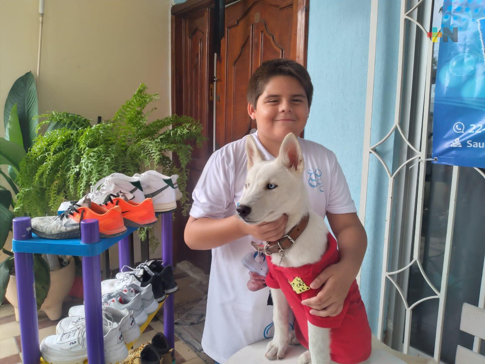 Freddy, niño emprendedor porteño que limpia calzado deportivo