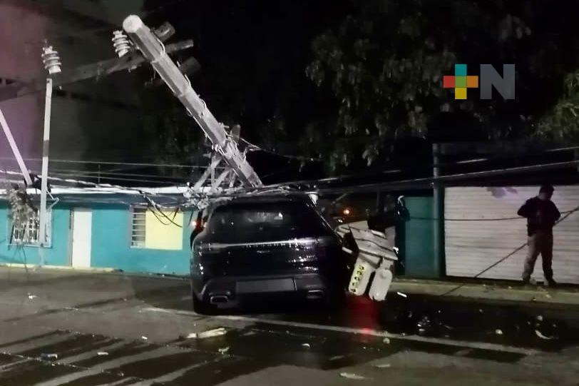 Accidente vehicular deja sin luz a colonia Flores Magón