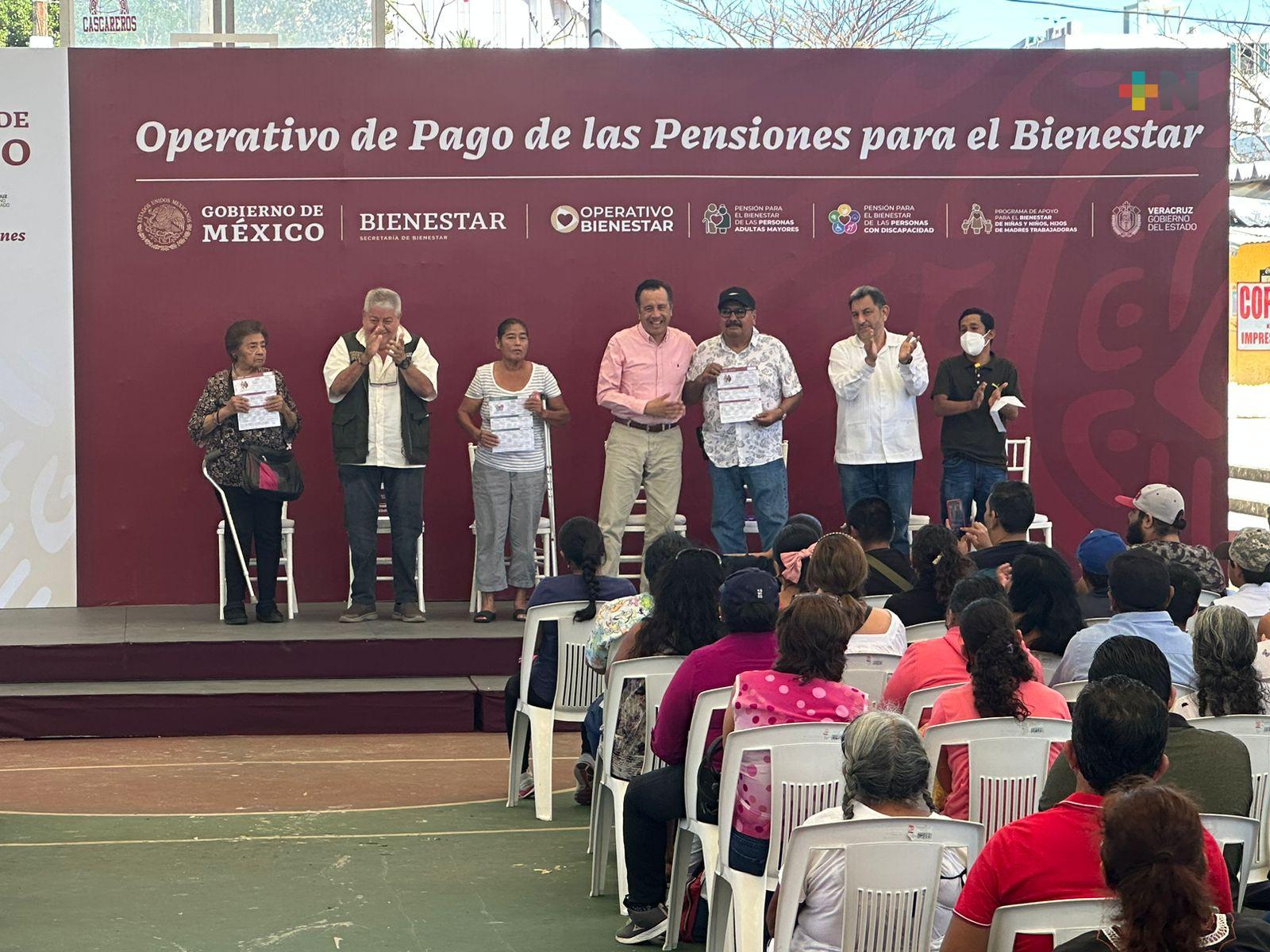Cuitláhuac García entrega pensiones a adultos mayores; en adelante será por transferencia
