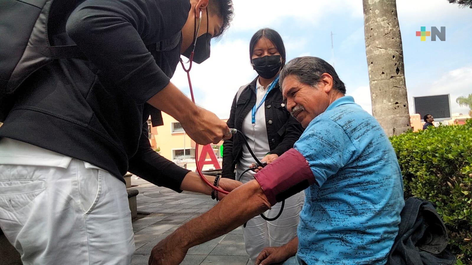 Estudiantes de medicina miden presión arterial en calles para financiar sus estudios