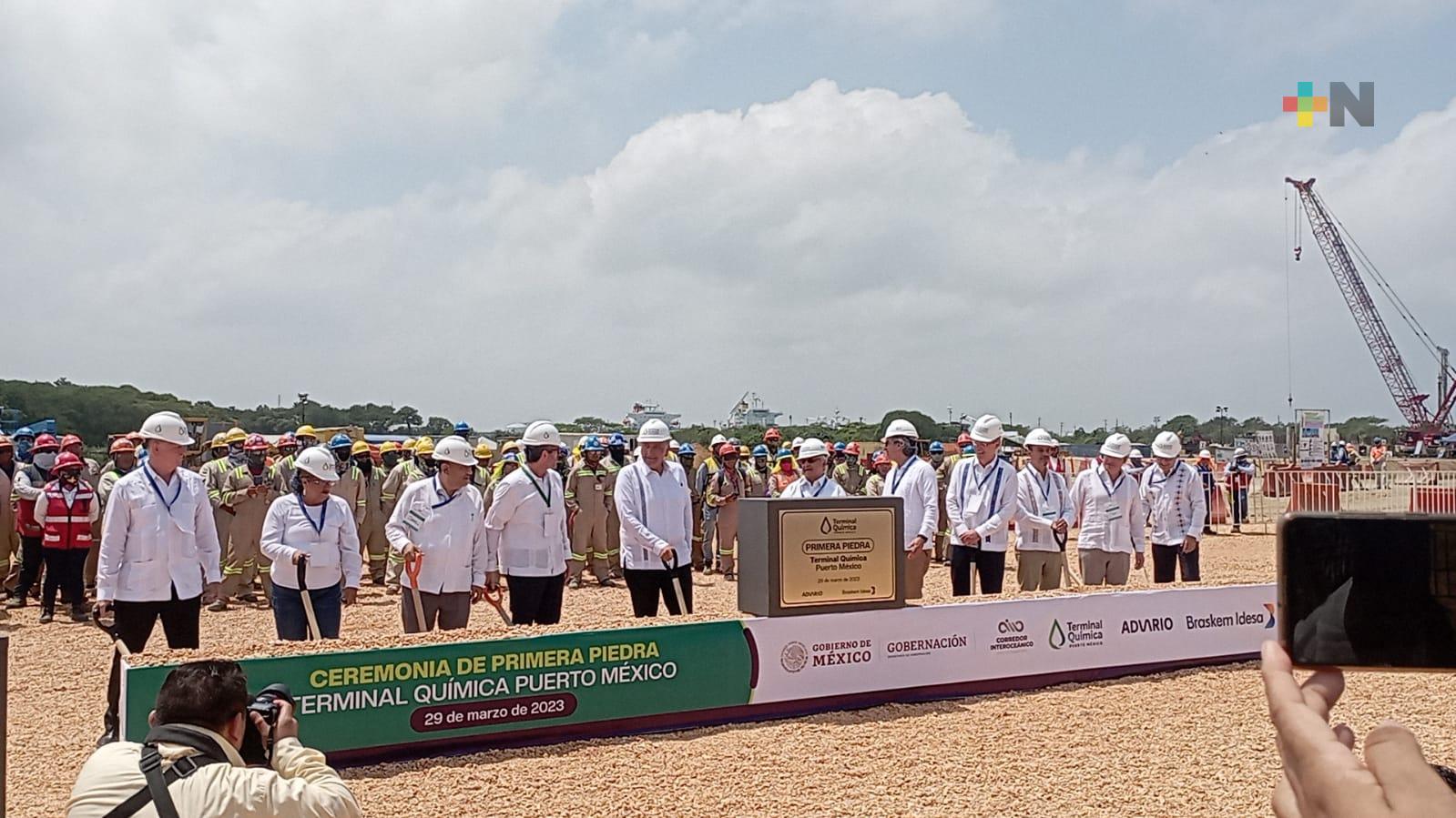 Asiste Adán Augusto López a colocación de primera piedra de Terminal Química Puerto México
