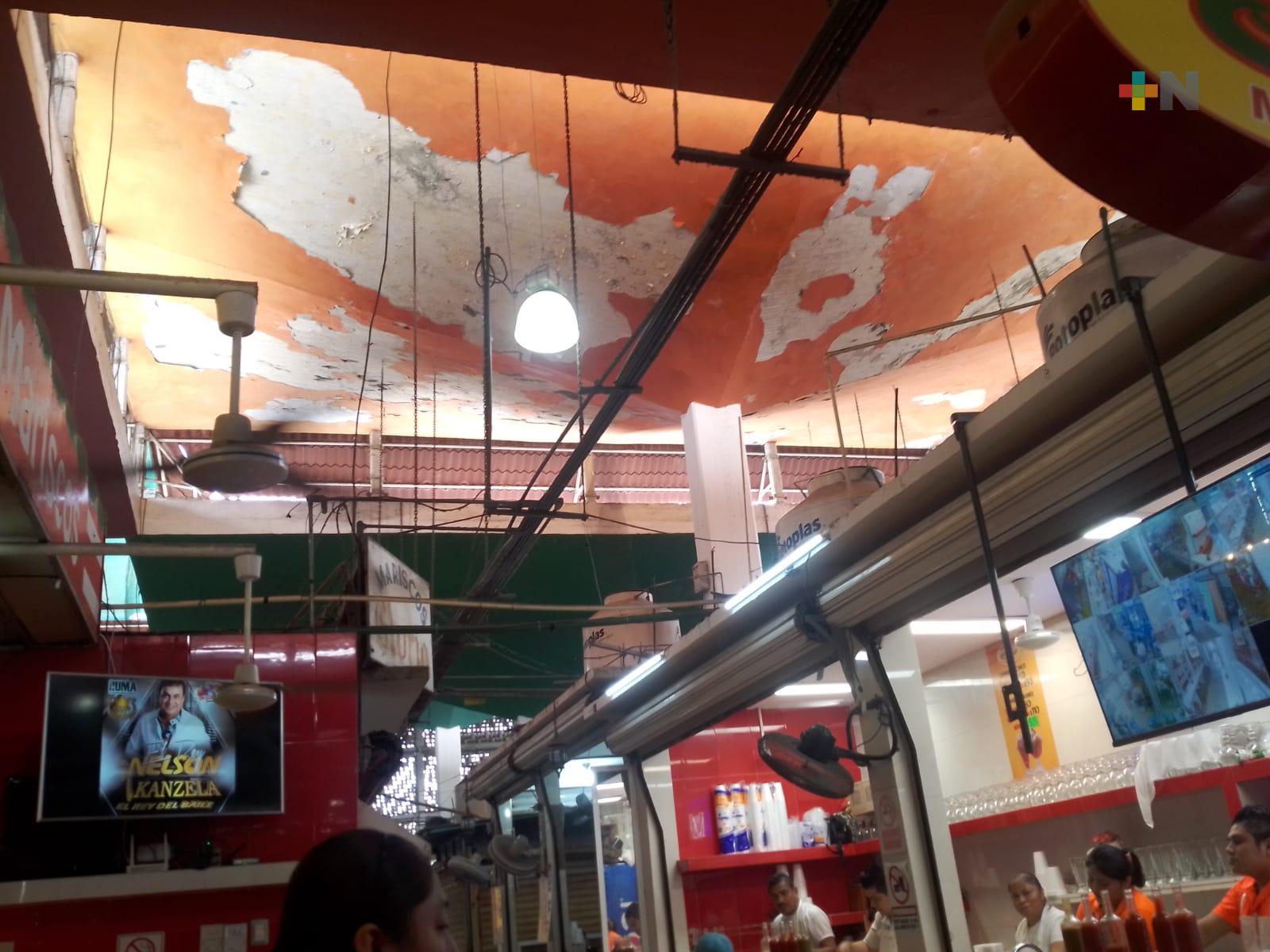 Piden reparación de techo en mercado Hidalgo de Veracruz; representa riesgo