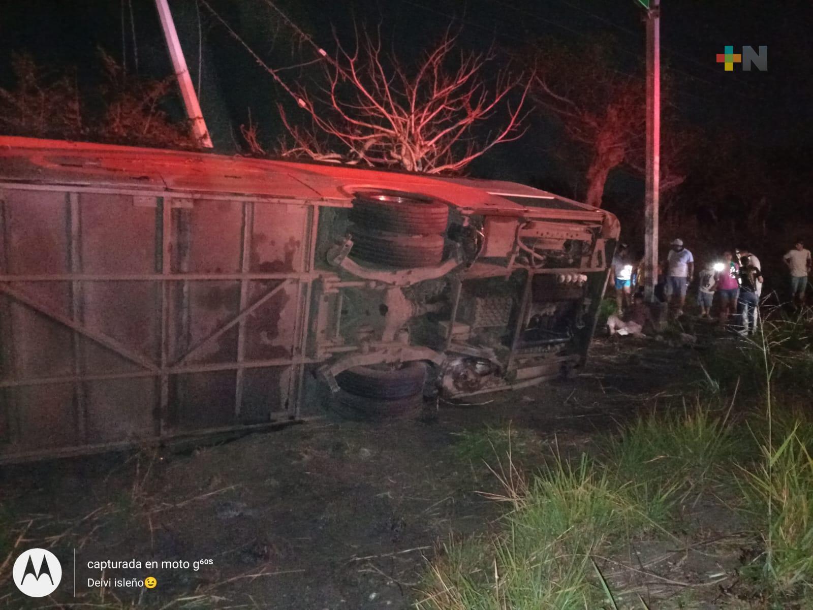 Volcó autobús turístico en Tlalixcoyan