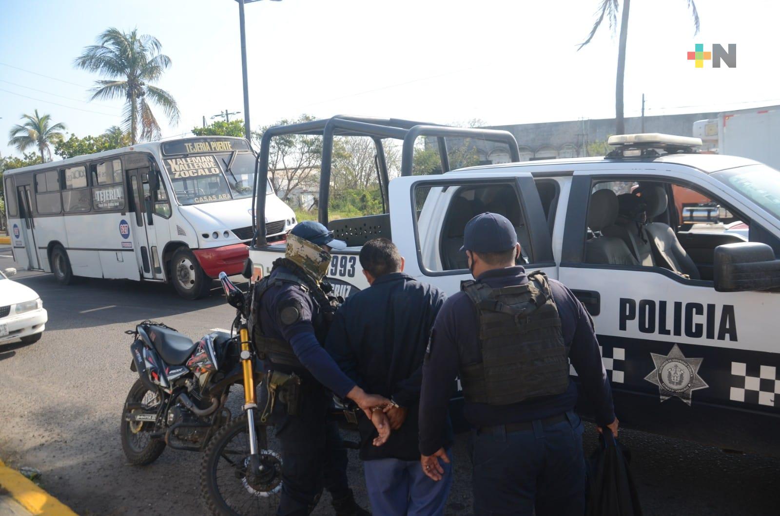 Pasajeras entregan a SSP a individuo  libidinoso en el puerto de Veracruz