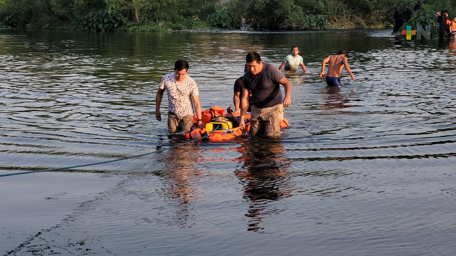 Rescatan a menor arrojada al río Bobos