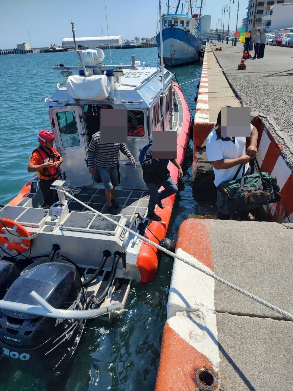 Atiende Semar a tres pescadores rescatados por buque extranjero