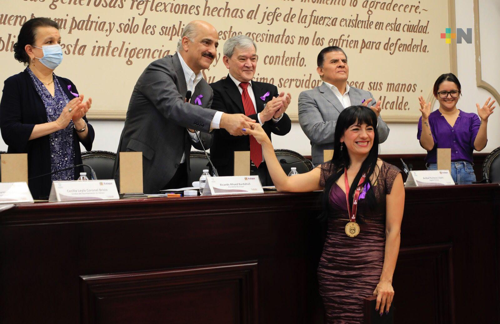 Entrega Ayuntamiento medalla a Adriana González